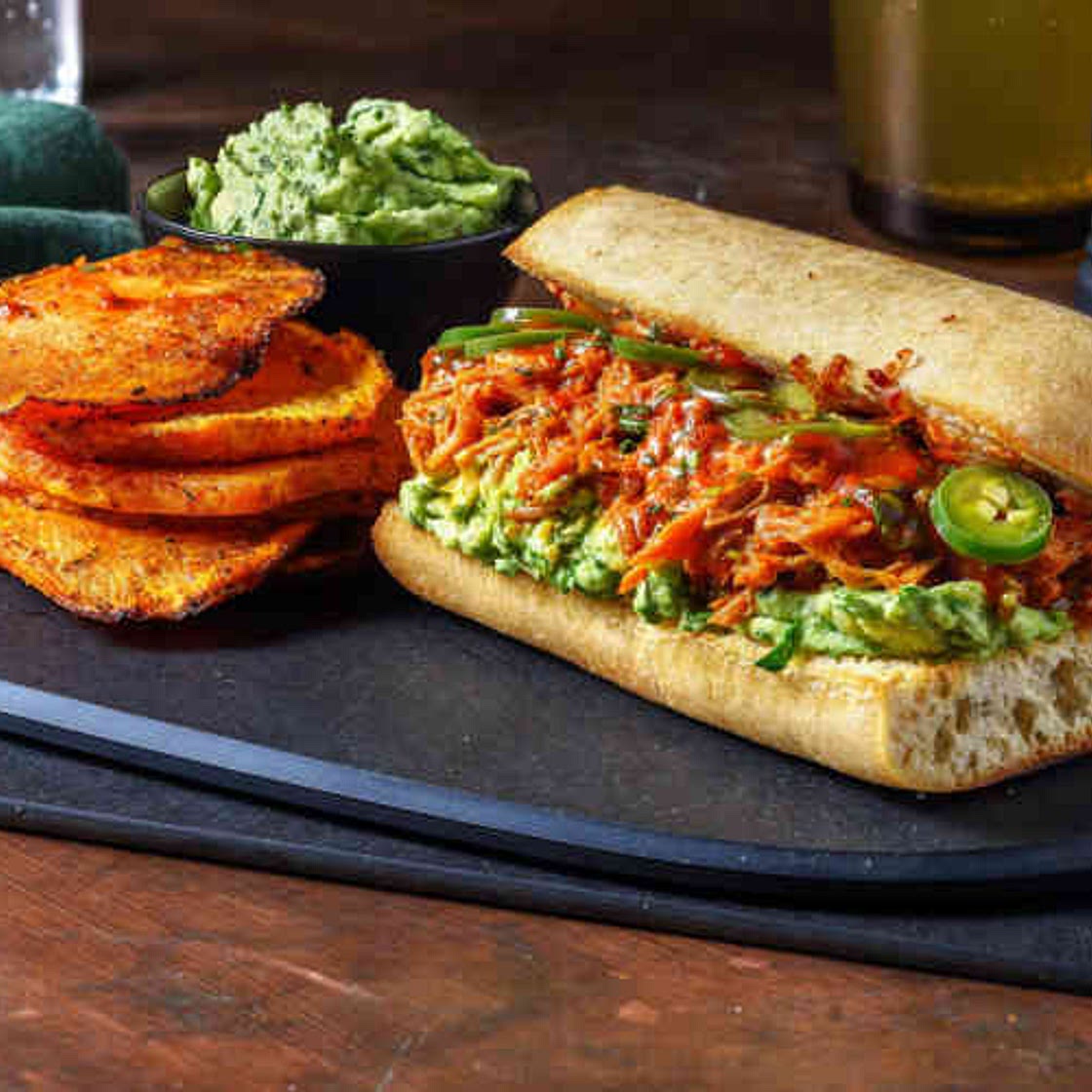 Mexican Pulled Pork Sandwich (mit Guacamole & Salsa Roja, dazu Süßkartoffelchips)