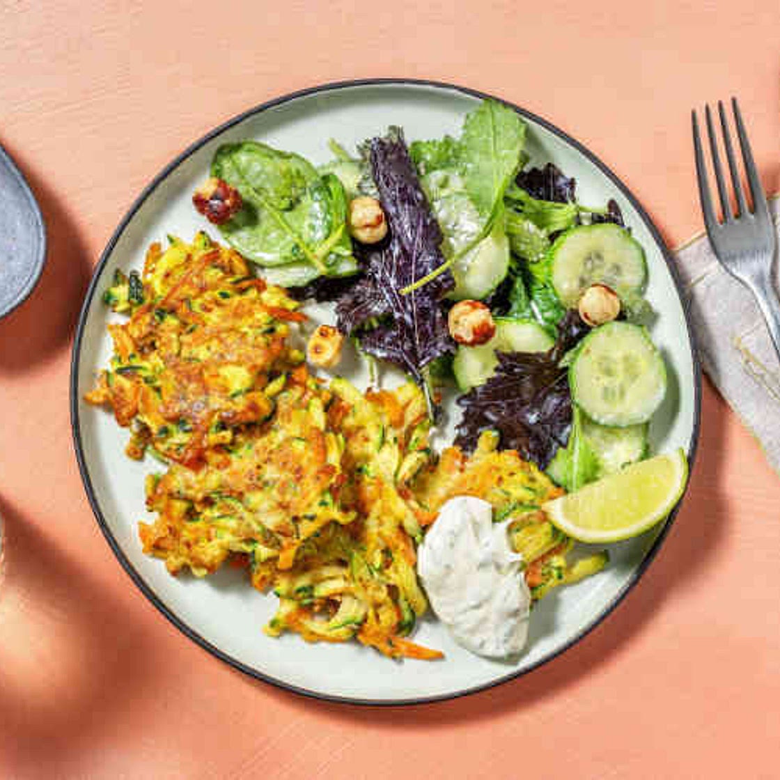 Zucchini-Käse-Puffer mit Petersilien-Dill-Dip (und frischem Salat)