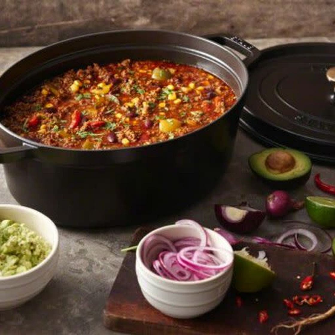 CHILI CON CARNE MIT GUACAMOLE