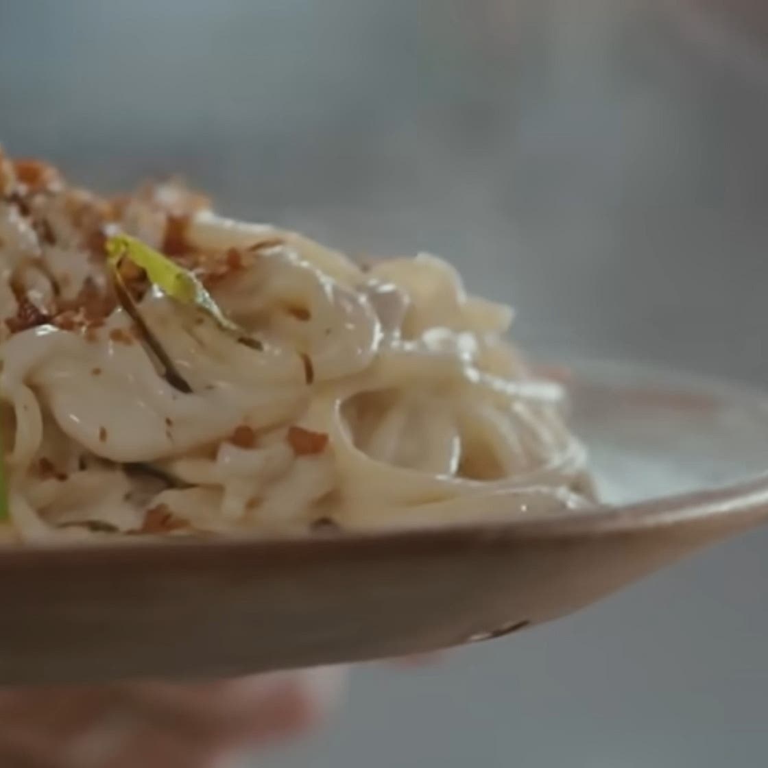 Creamy cauliflower and cheese spaghetti