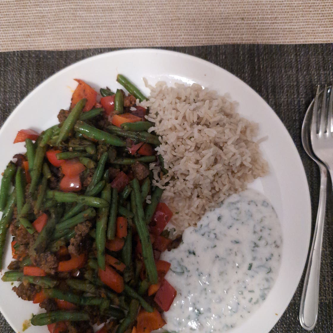 Hackfleischpfanne mit grünen Bohnen, Reis und Joghurtminze