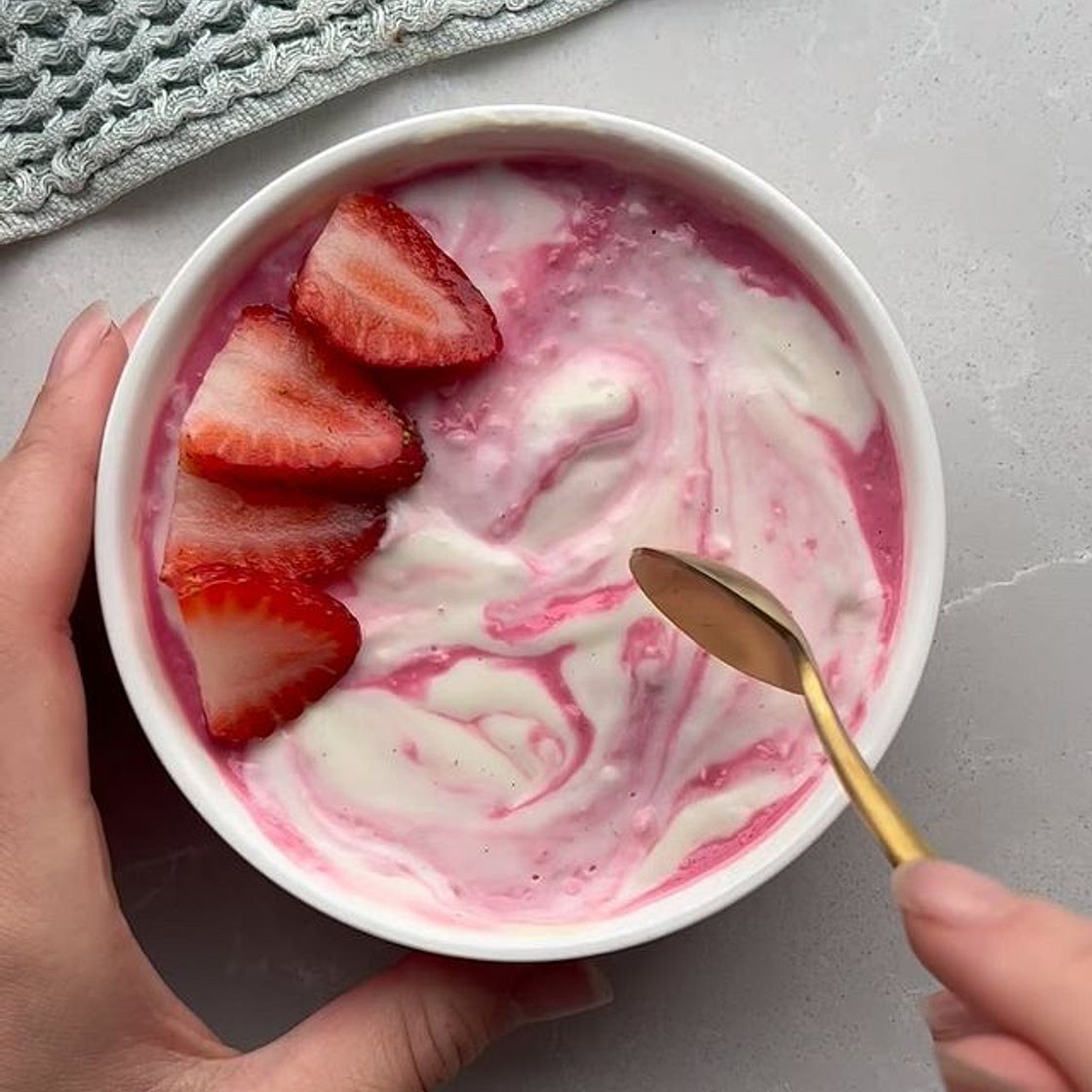 STRAWBERRY & CREAM OVERNIGHT OATS