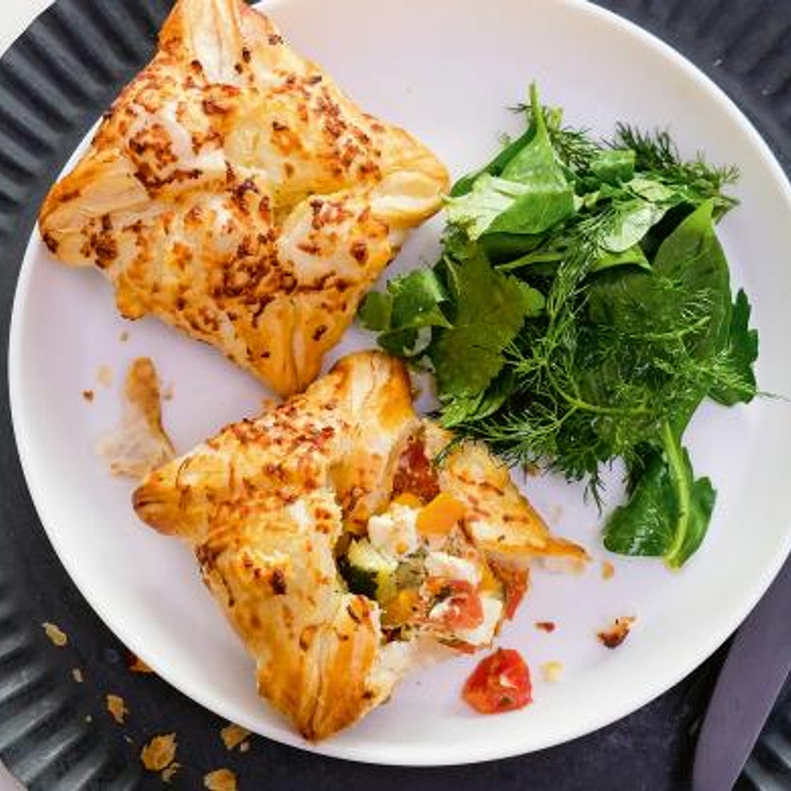 Blätterteigtaschen mit Sommergemüse und Feta