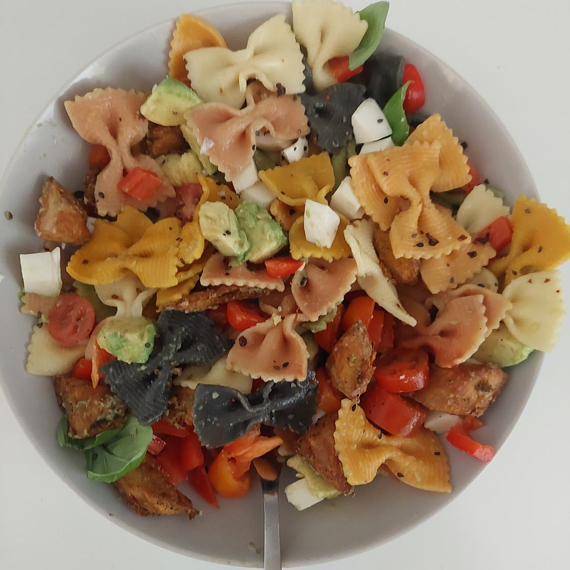 Nudel-Avocado Salat