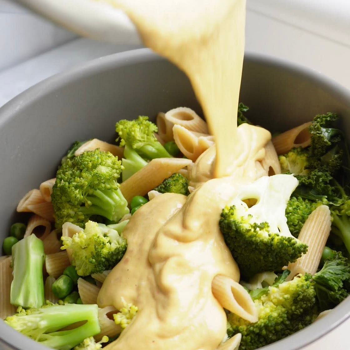 Cremige vegane Brokkoli-Käse-Pasta  
