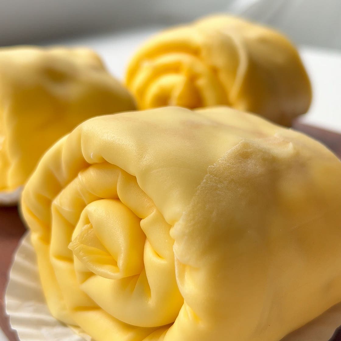 Mango Crepe Roll
