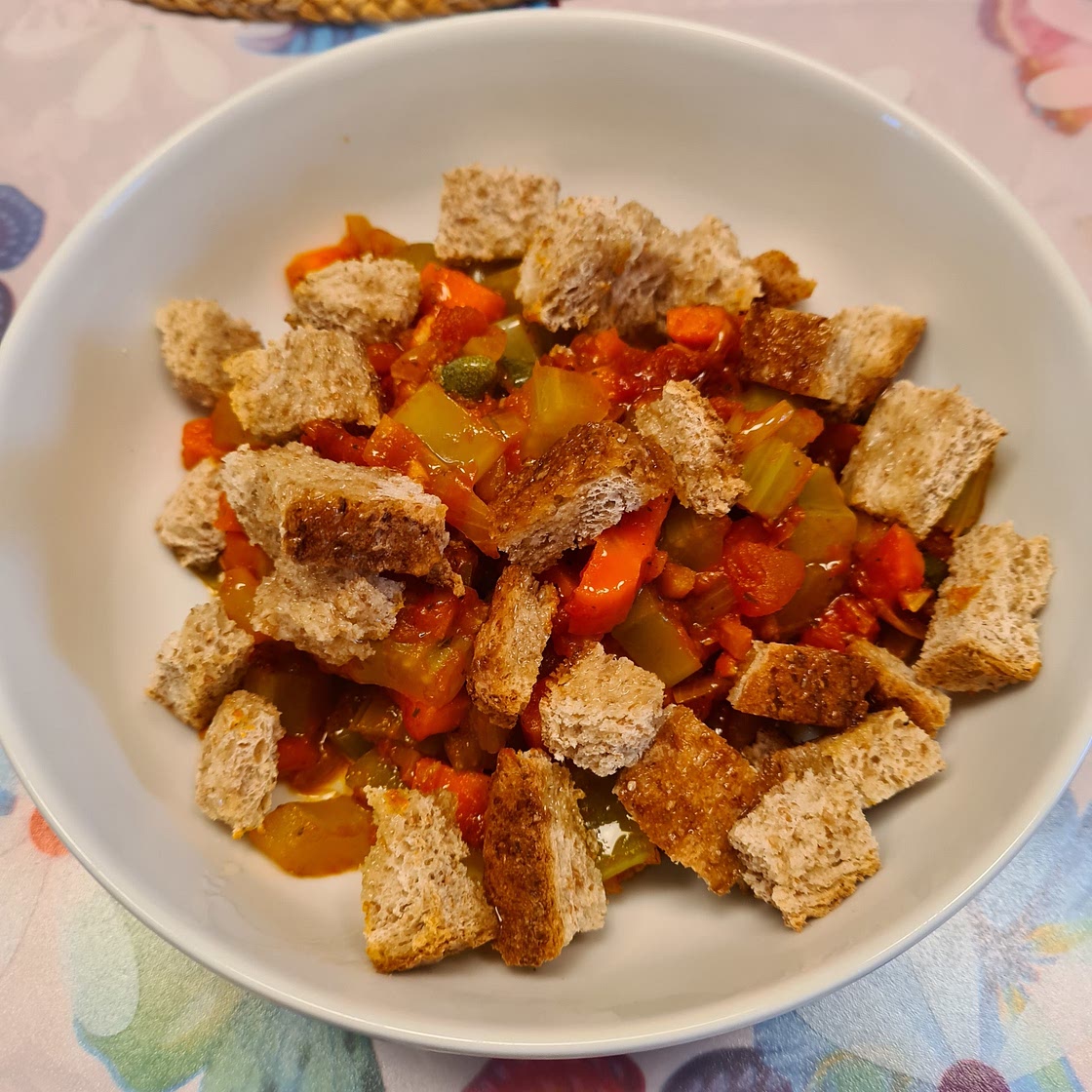 Staudensellerie mit Tomaten, Kapern und Vollkorncroutons
