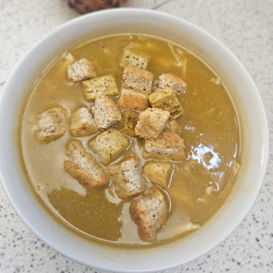 Caldo de pollo, pollo desmechado,
