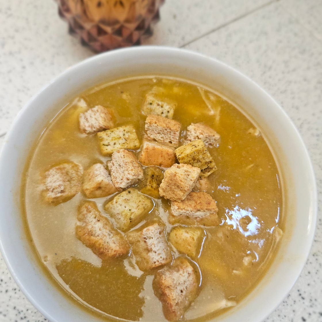 Caldo de pollo, pollo desmechado,