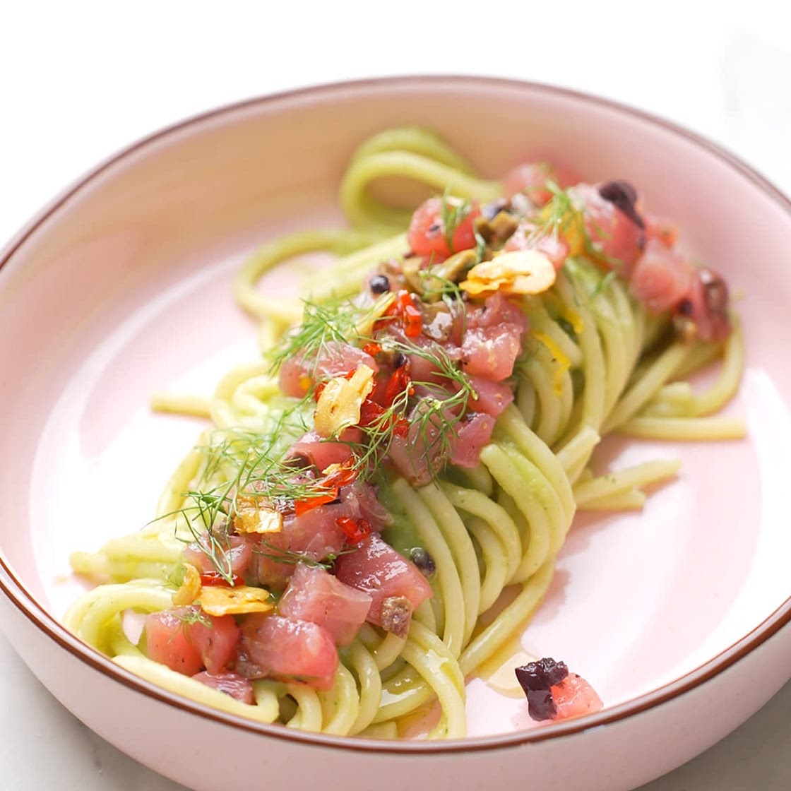 Spicy green spaghetti with tuna tartar