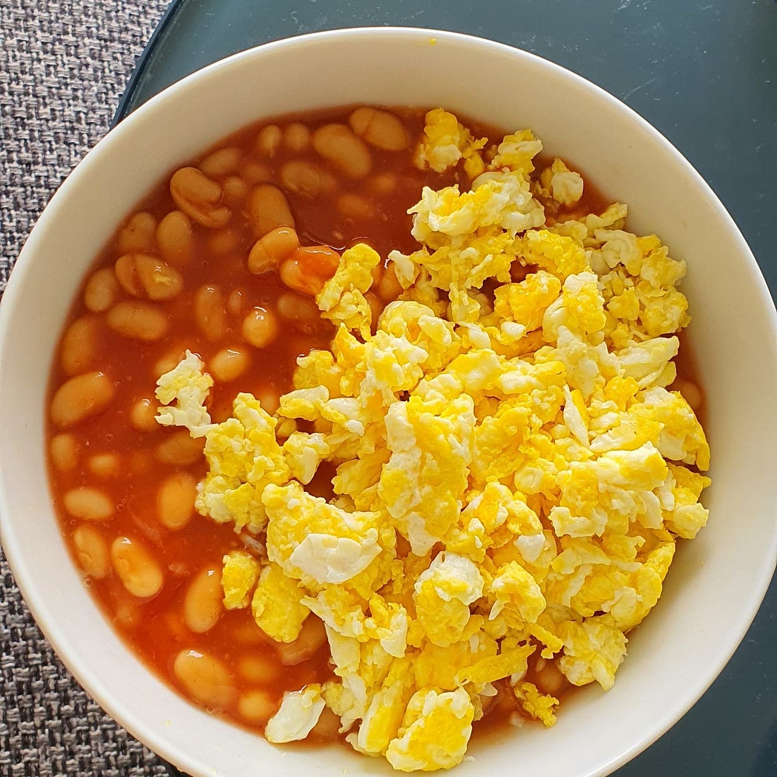Œufs brouillés et baked beans