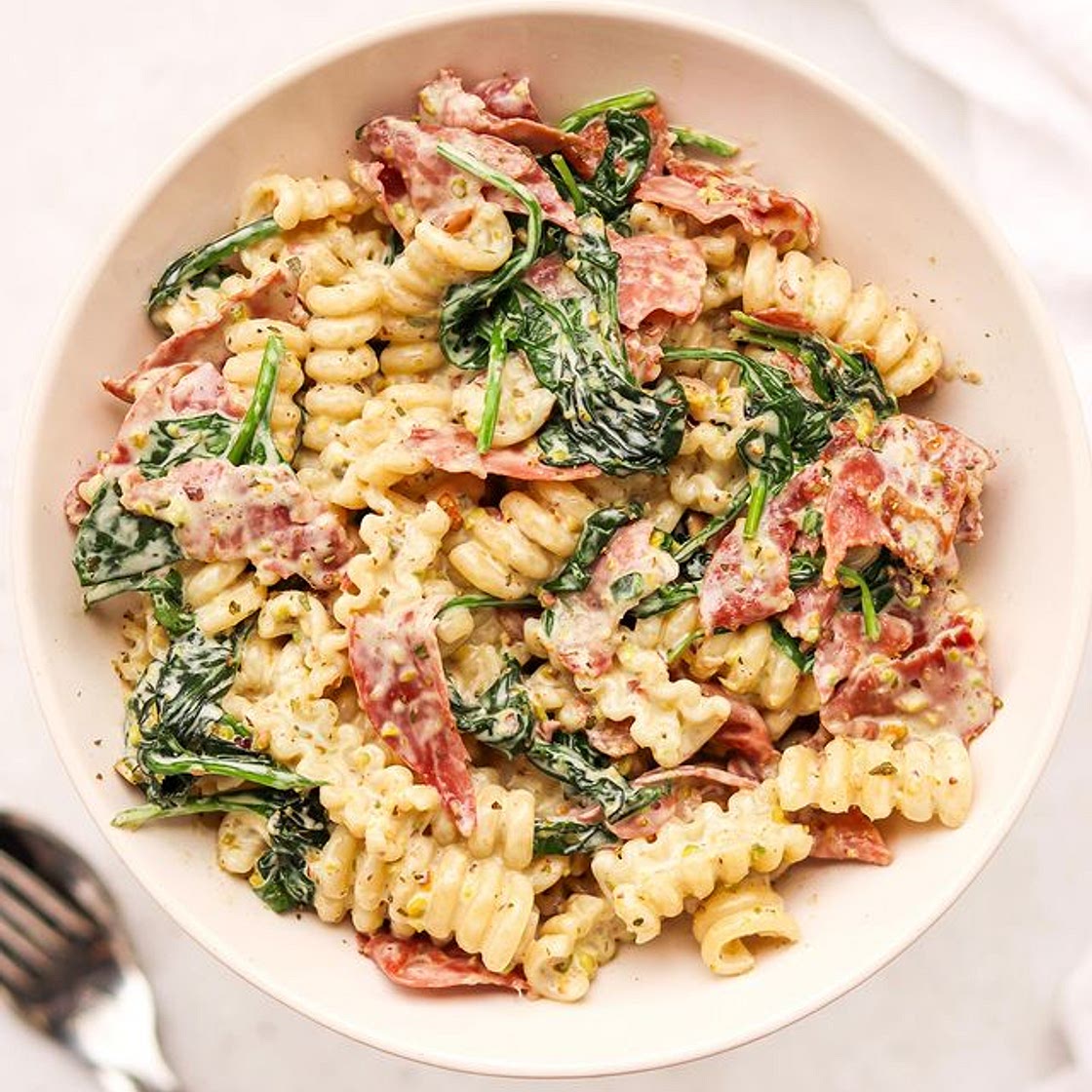 Pâtes, épinards et coppa, à la sauce pistache