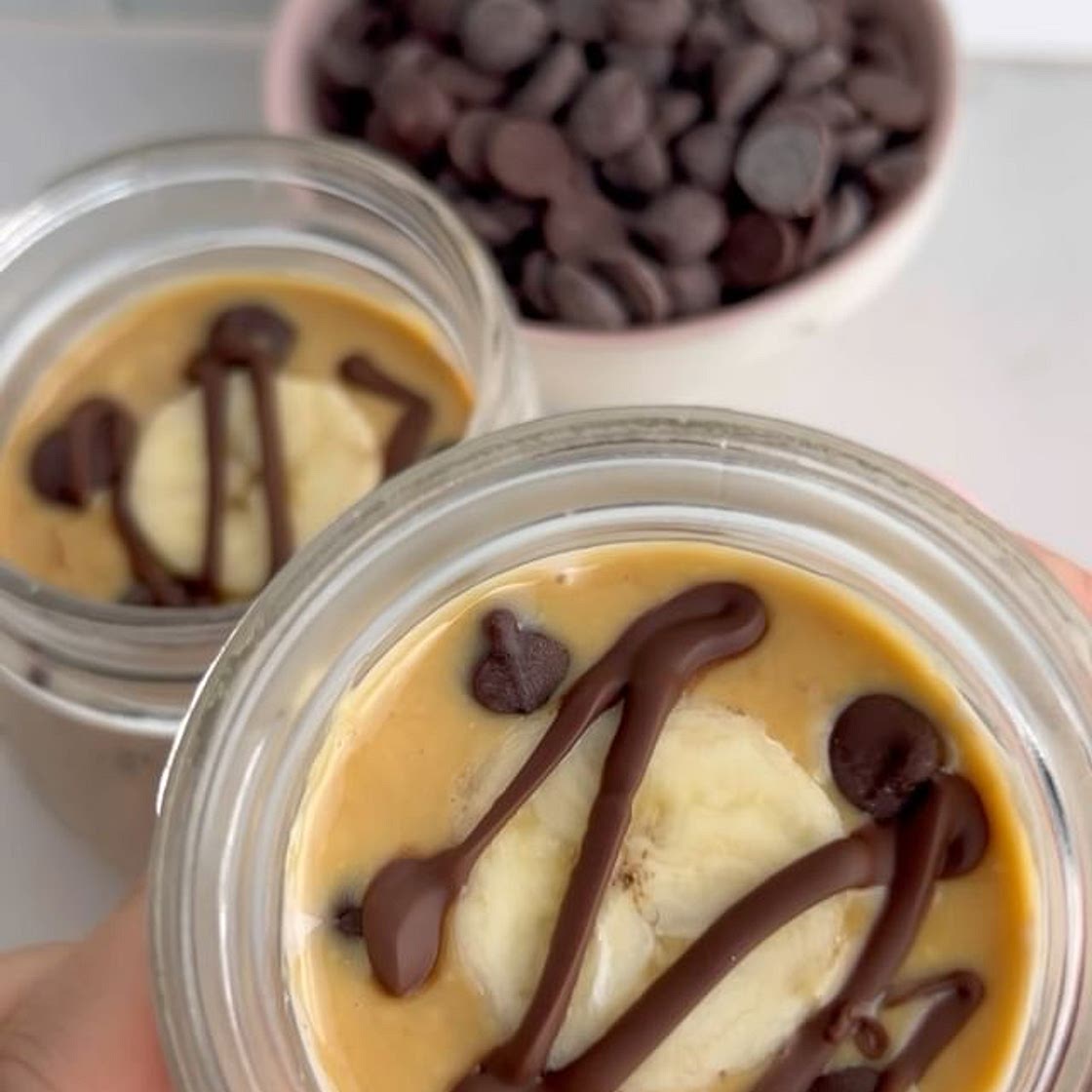 HIGH PROTEIN PEANUT BUTTER BANANA OVERNIGHT OATS