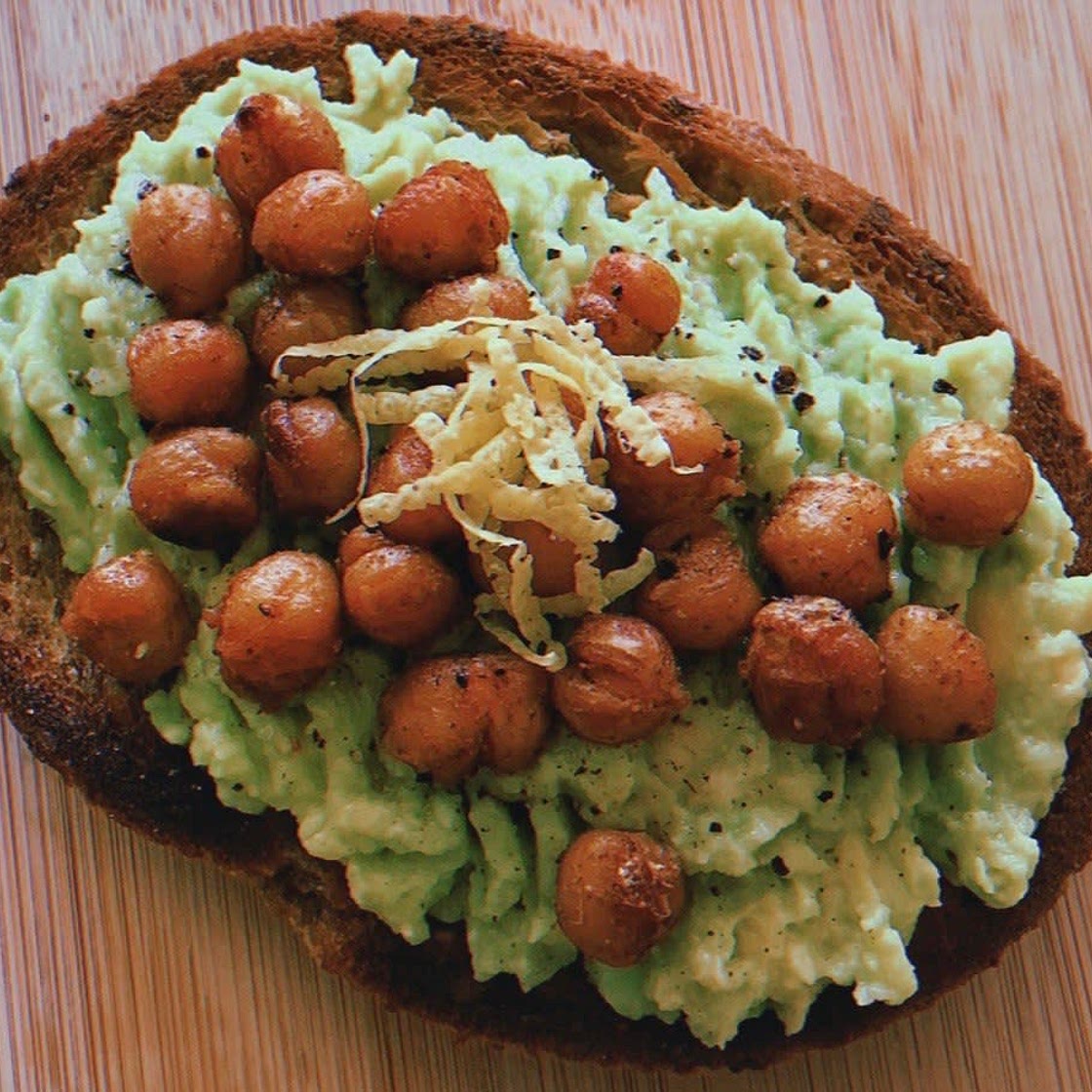 avocado toast con ceci croccanti 