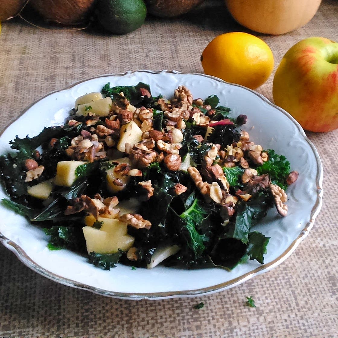 Sałatka z jarmużu z jabłkiem i syropem klonowym