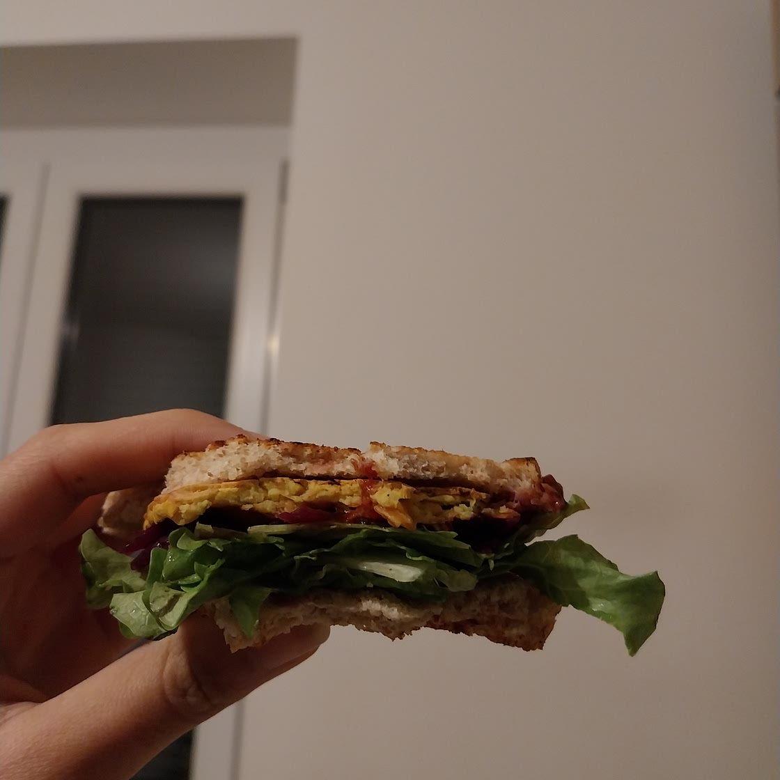 Sandwich con pancakes di carote al curry