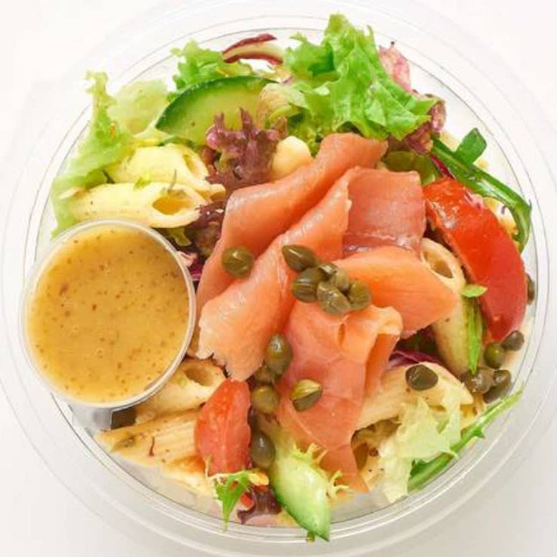 Maaltijdsalade met zalm en honingmosterd dressing