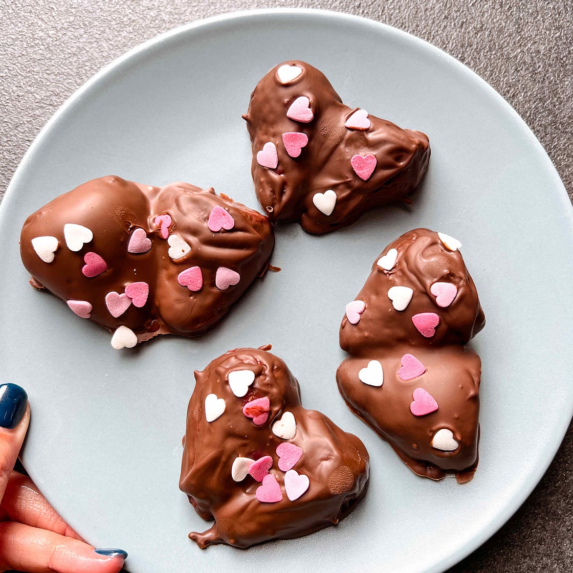 CHOCOLATE STRAWBERRY HEARTS
