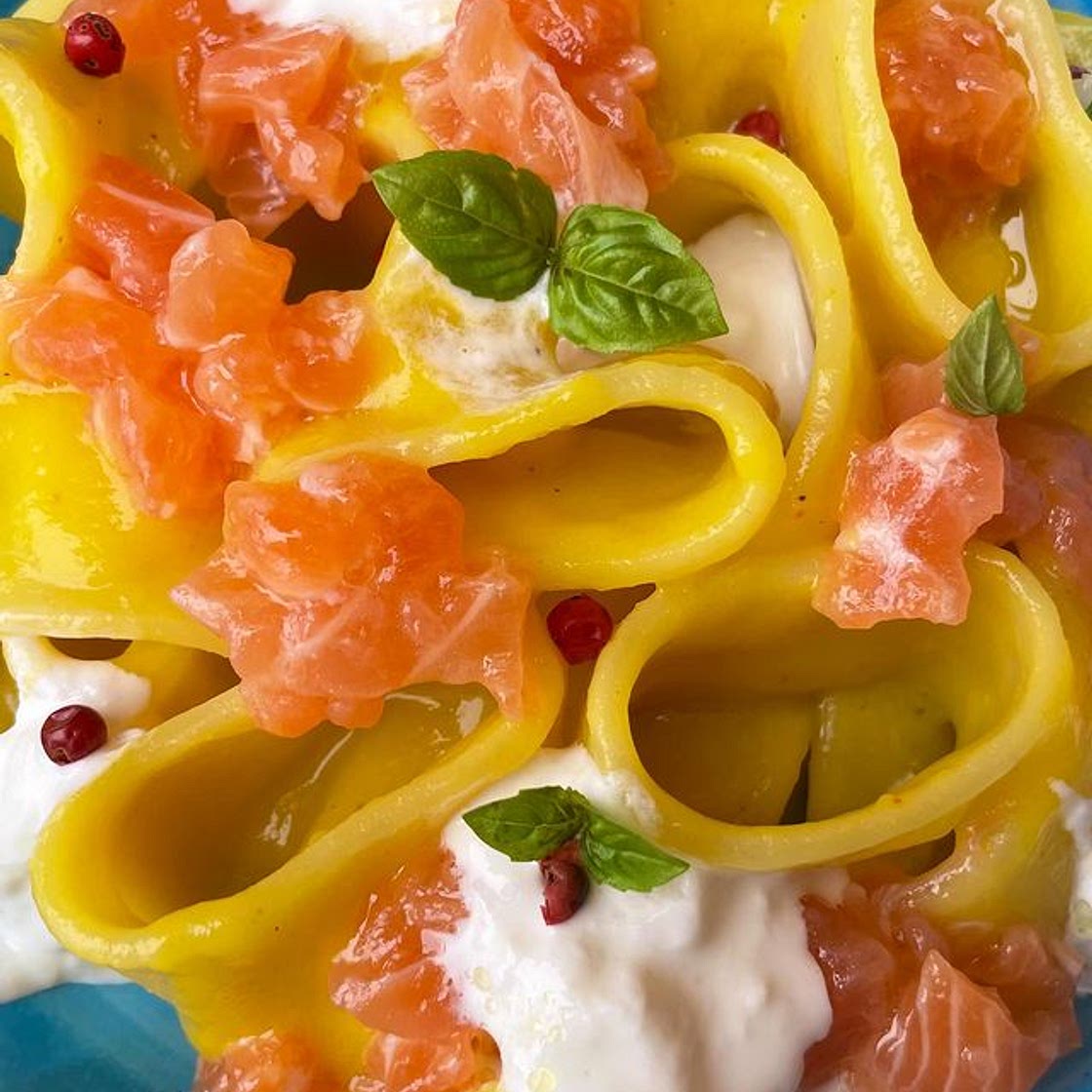 CREMA DI PATATE ALLO ZAFFERANO, STRACCIATELLA E TARTARE DI SALMONE