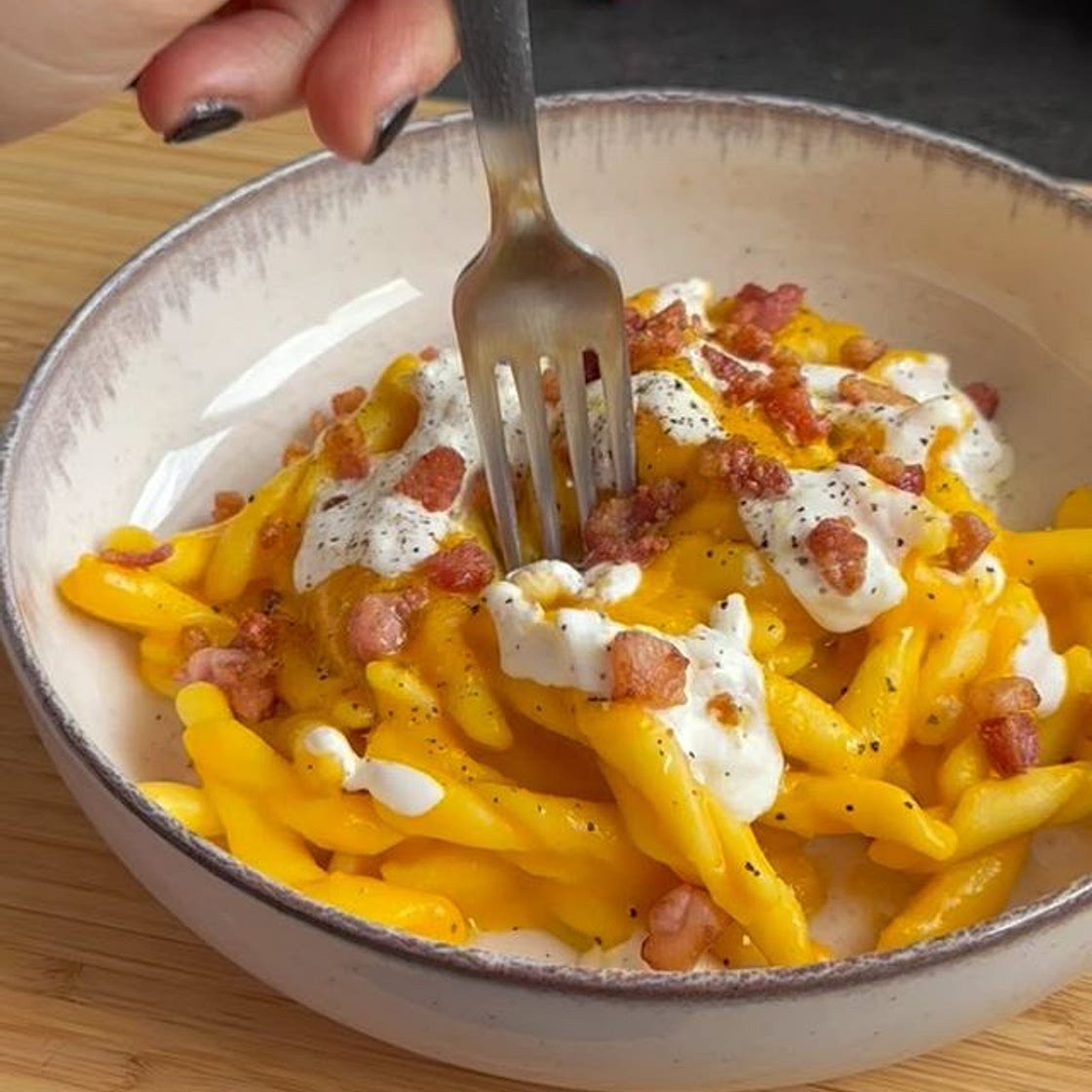 STROZZAPRETI CON CREMA DI PEPERONI GIALLI, STRACCIATELLA E PANCETTA CROCCANTE