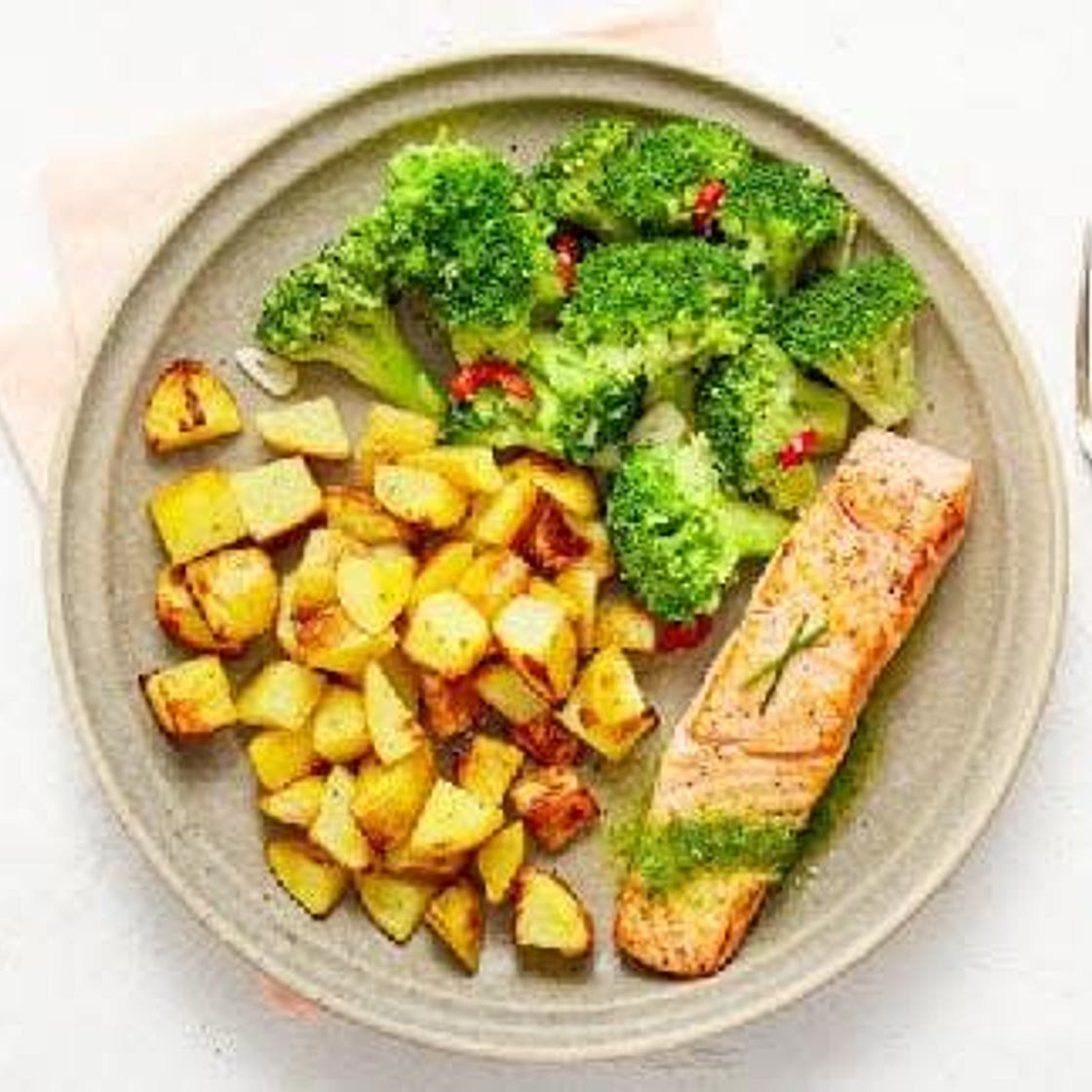 Gebakken aardappel met broccoli, zalm, en citroen (1x)