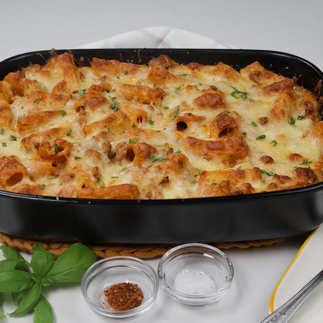 Macarrão com carne picada molho de tomate e 3 queijos - Clara de Sousa