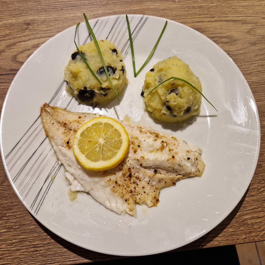Filets de dorades sur un écrasé de pommes de terres au olives