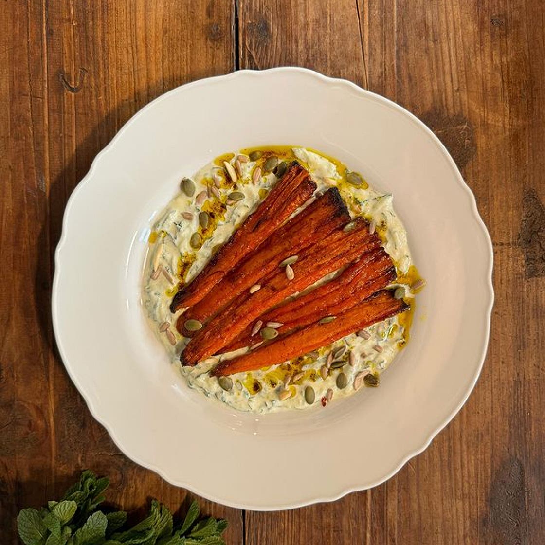Ensalada templada de zanahorias asadas y salsa tzatziki 🥕