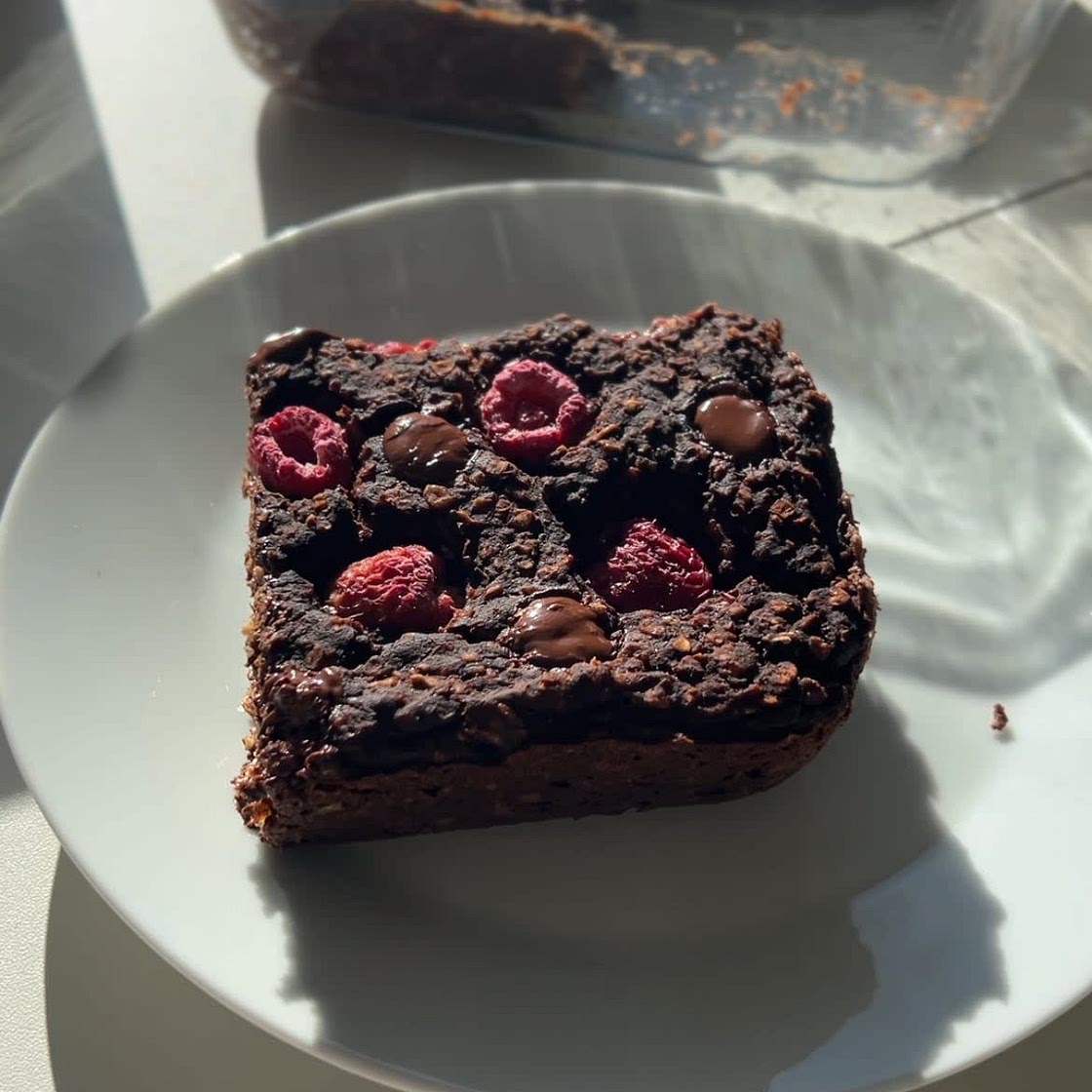Brownie Breakfast Cake (vegan & high-protein)