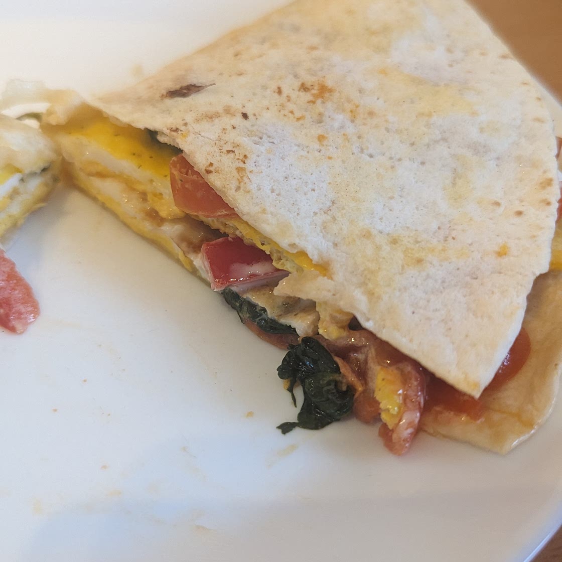 Wrap mit Ei, Spinat und Tomaten