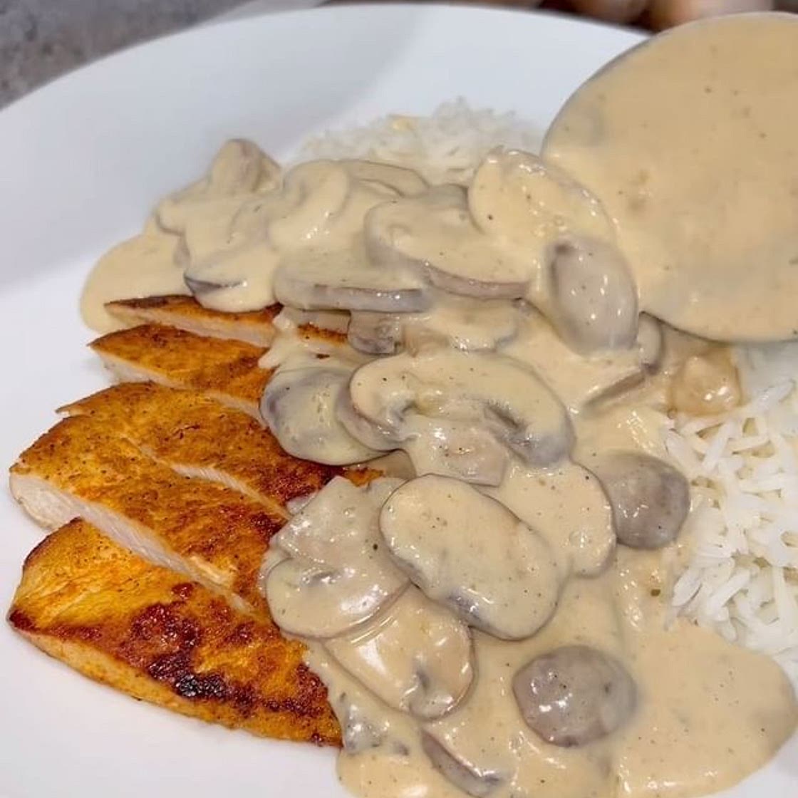 Champignon-Rahmsoße mit Reis und Hähnchen