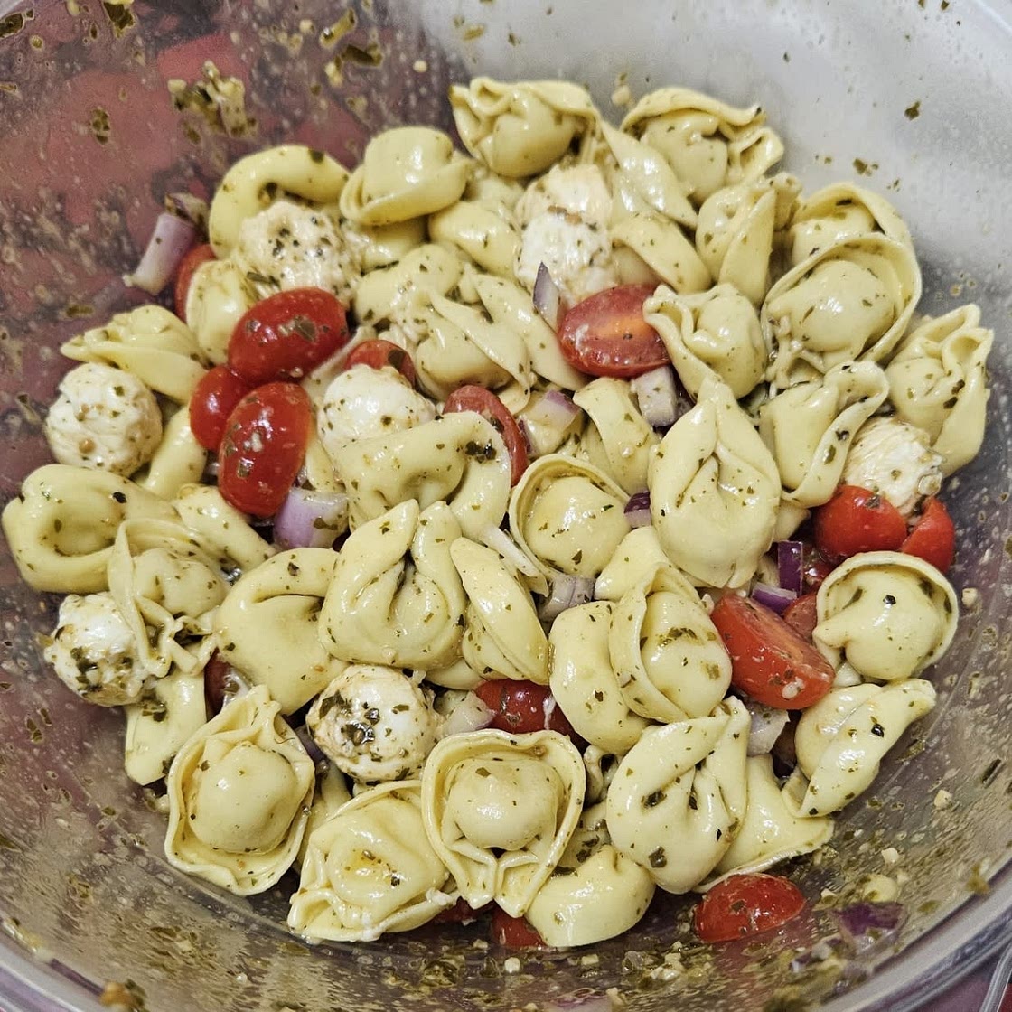 Easy Pesto Tortellini Pasta Salad