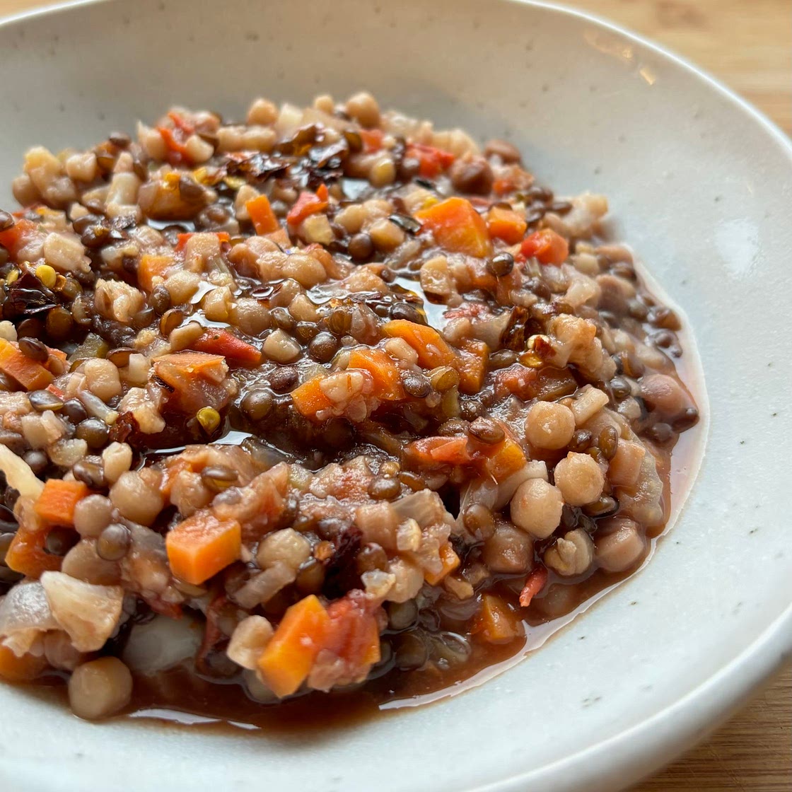 Zuppa di fregola sarda con lenticchie e cavolfiore