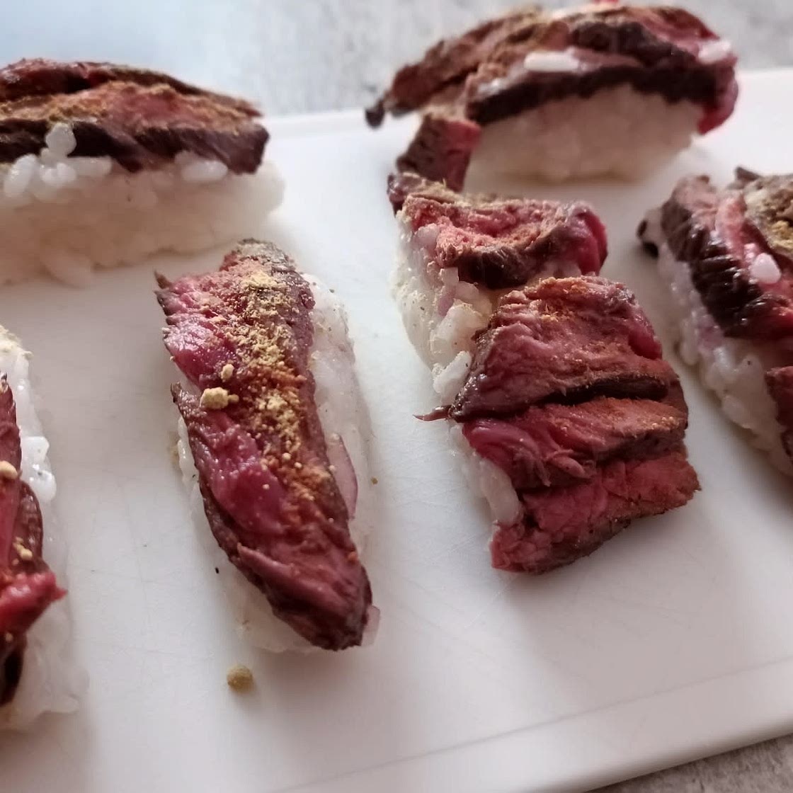 Sushi de boeuf mi-cuit au gingembre frais