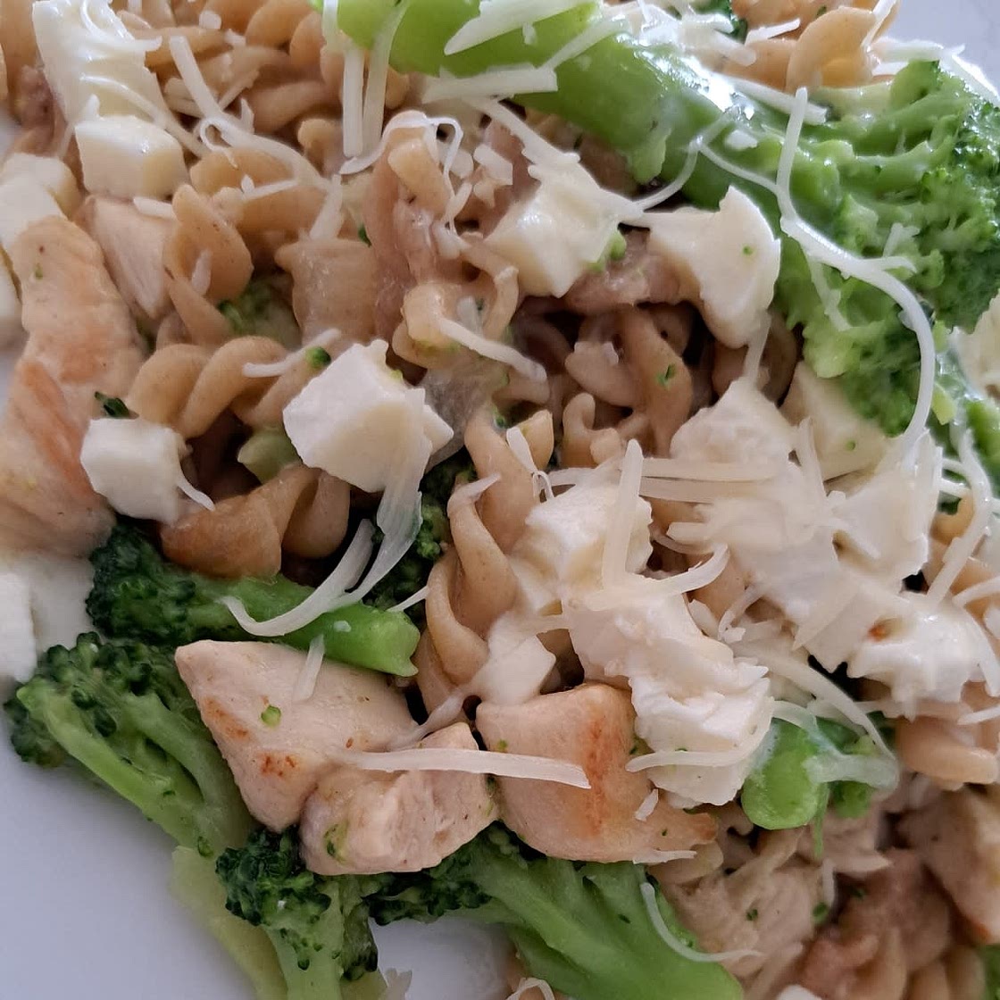 Pâtes au poulet, au brocoli et au fromage dans une seule poêle