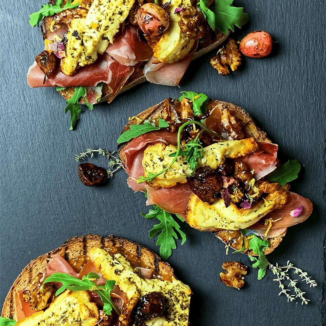 Bauernbrot mit ROUGETTE Marinierter Grillkäse Kräuter, Serrano Schinken, Balsamico-Feigen und Walnüssen - Rougette