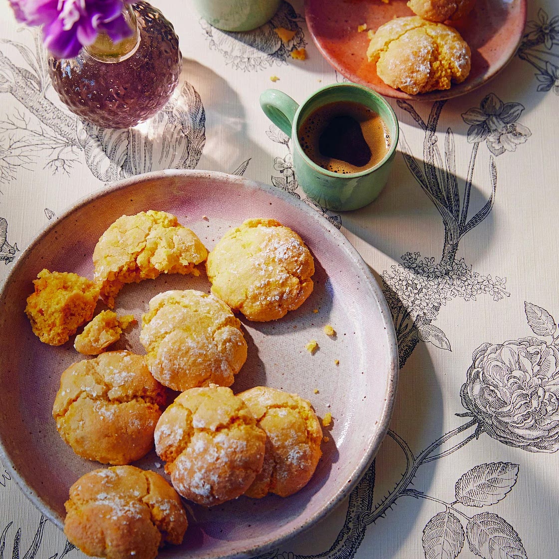 Saffron macaroons