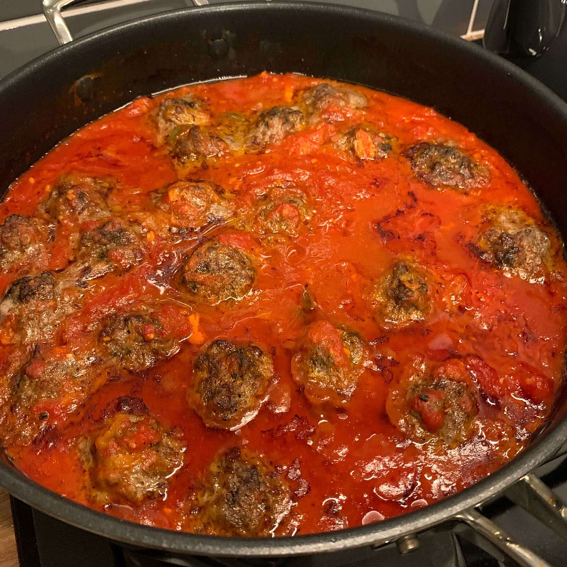 Meatballs in tomato, cardamom & lime sauce