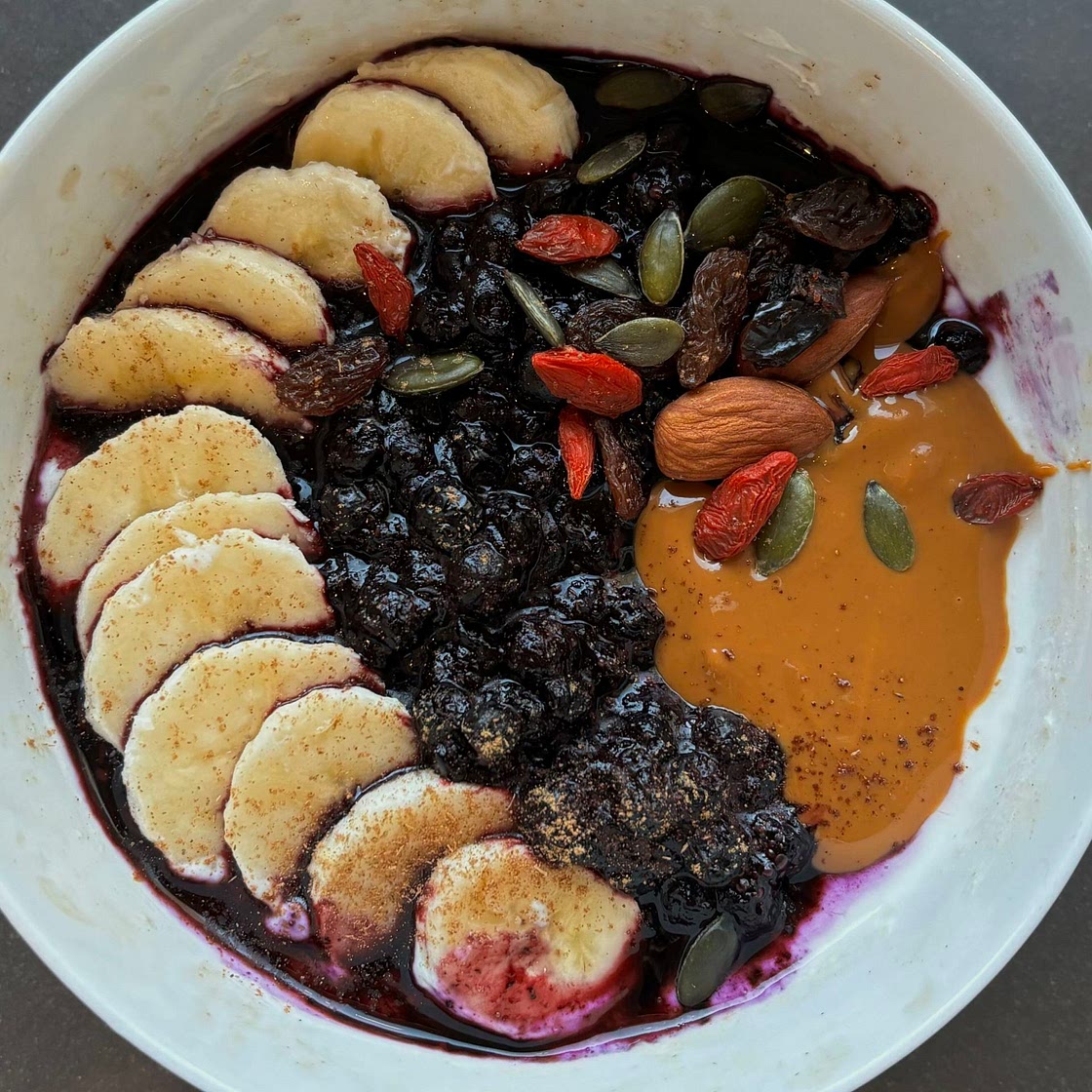 Porridge cremoso con banana, mirtilli e burro d’arachidi