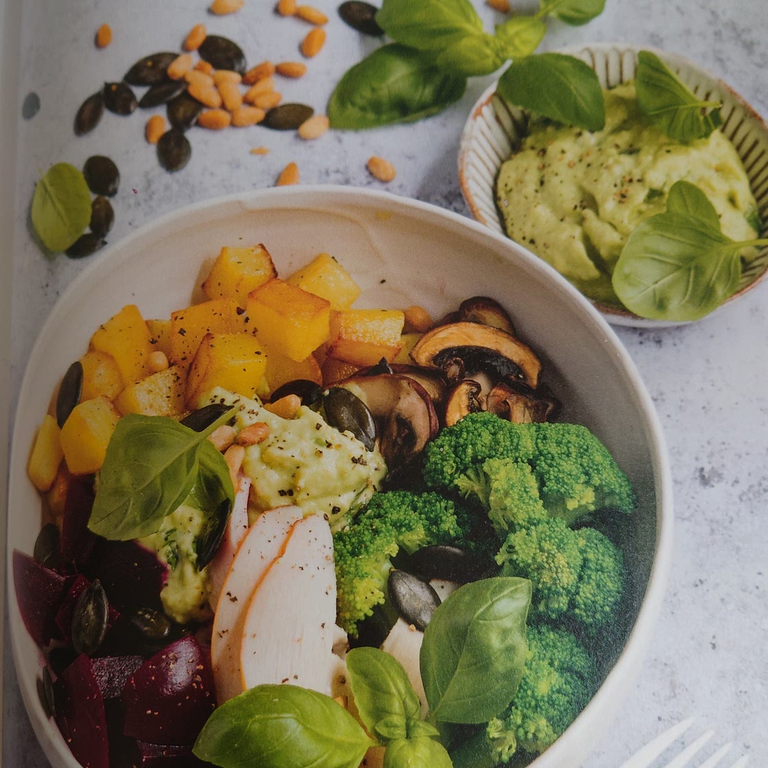 Kartoffel Broccoli Bowl mit Avocado Pesto
