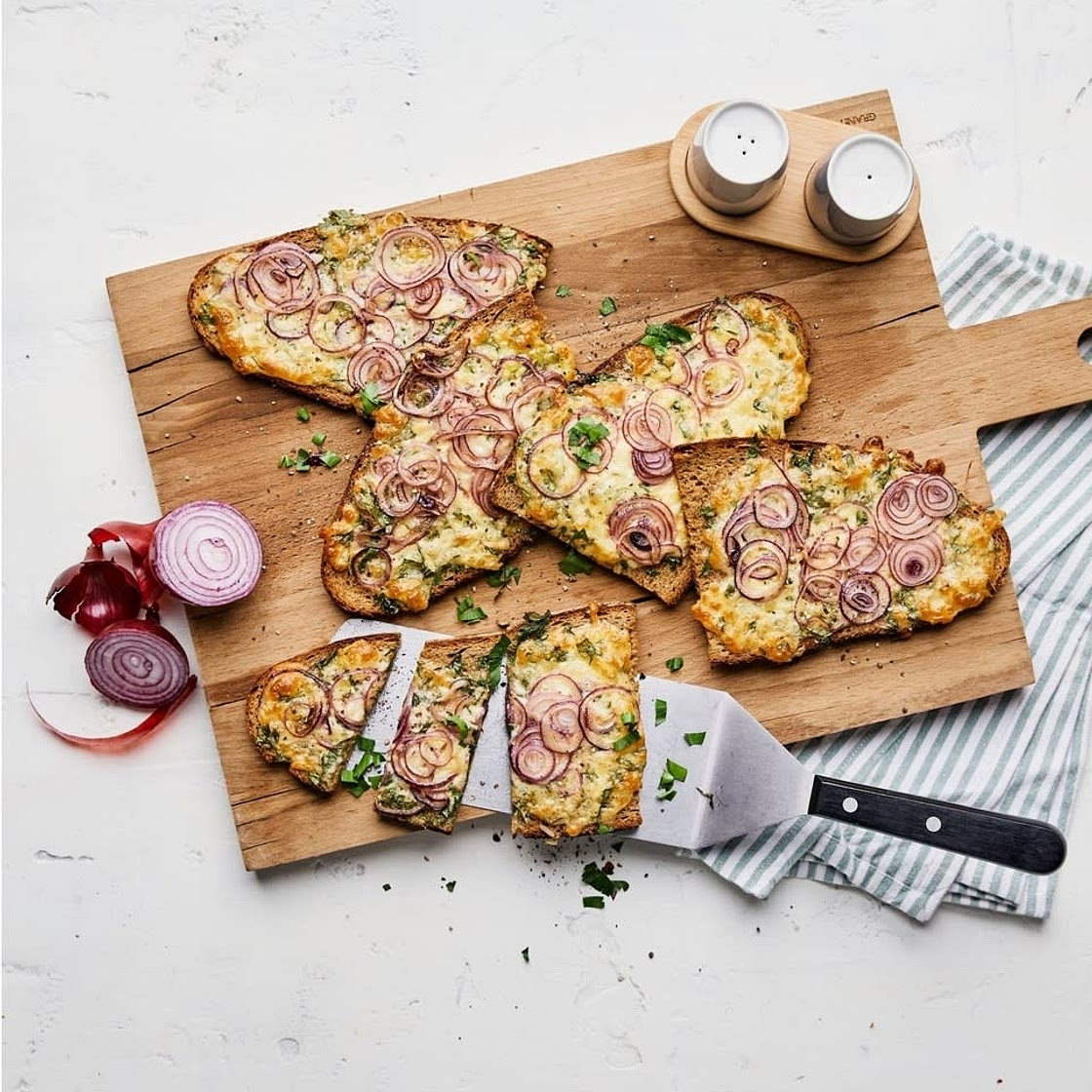 Überbackene Käse-Zwiebel-Brote