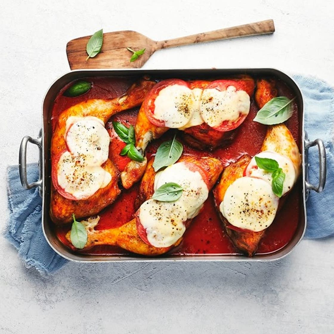 Hähnchenschenkel mit Tomaten und Mozzarella überbacken