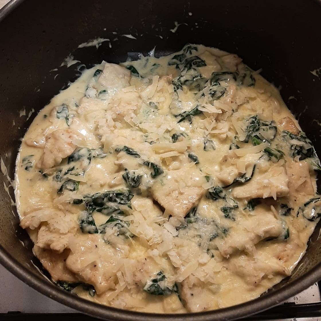 Pui florentin cu spanac, smântână, usturoi și parmezan - la tigaie