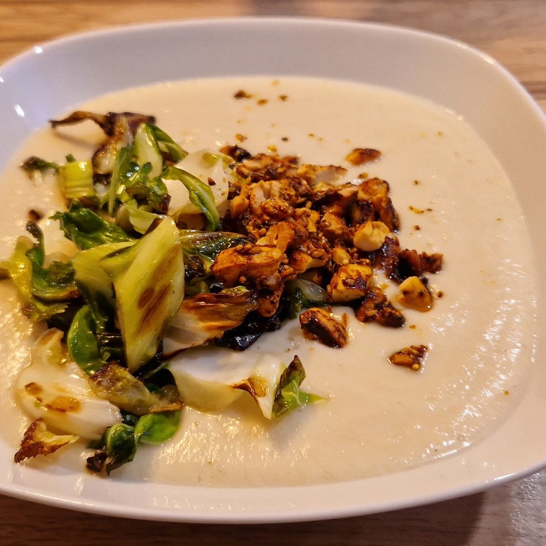 Velouté de chou-fleur au gingembre, noix de cajou au sirop d'érable