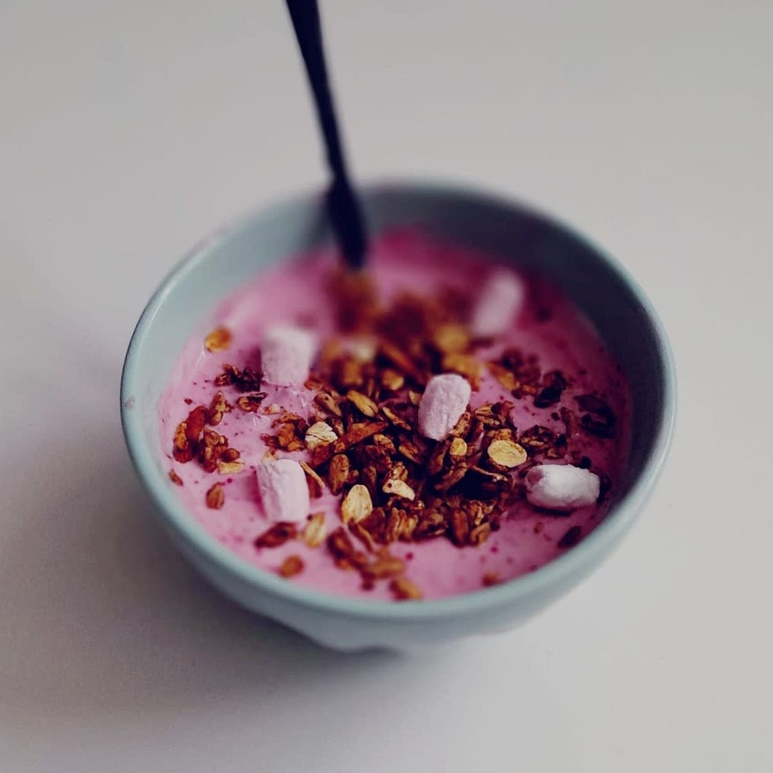 Rosa Joghurt mit Granola