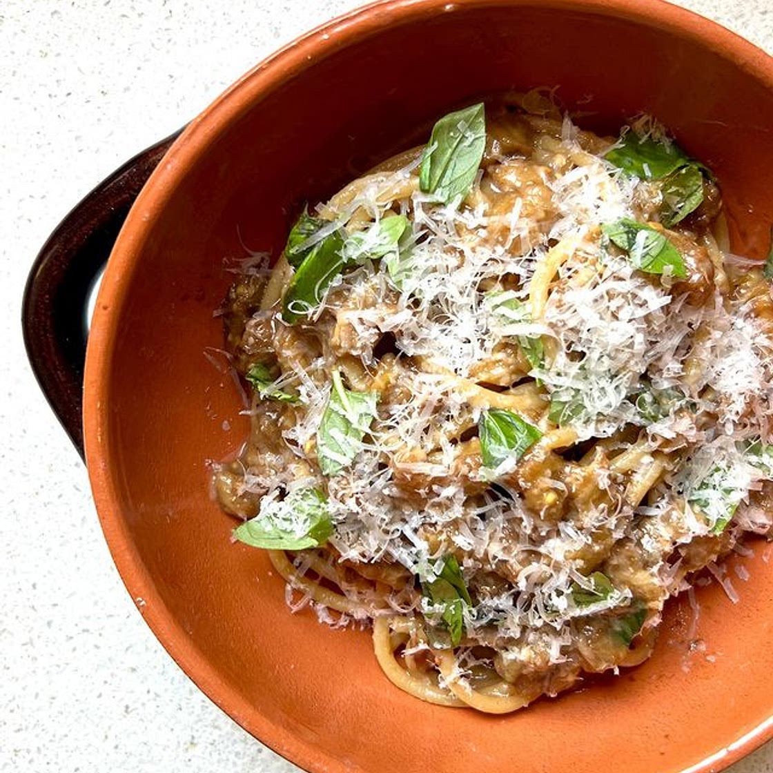 Spaghetto con melanzane fritte, basilico e parmigiano