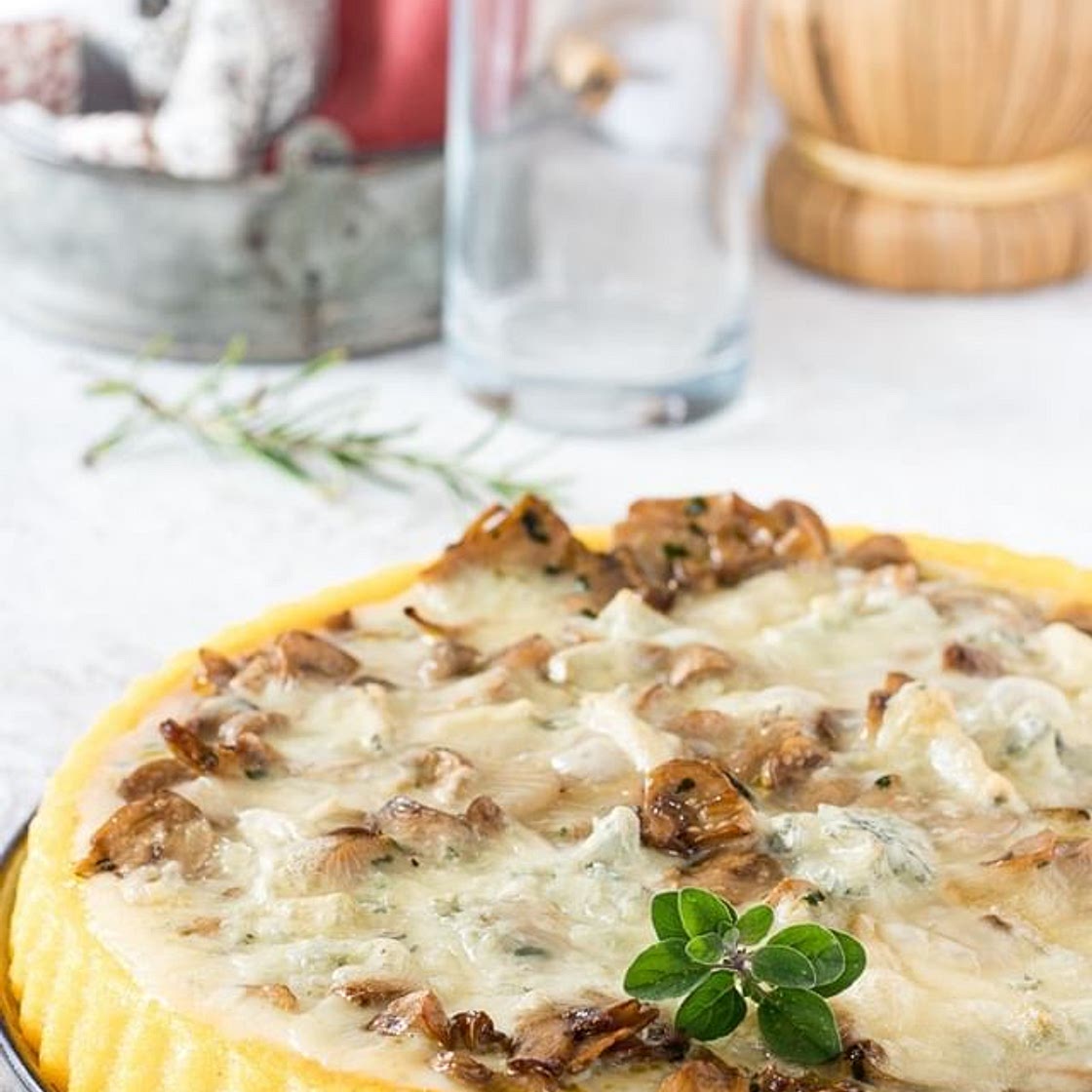 Crostata di polenta con funghi e formaggio