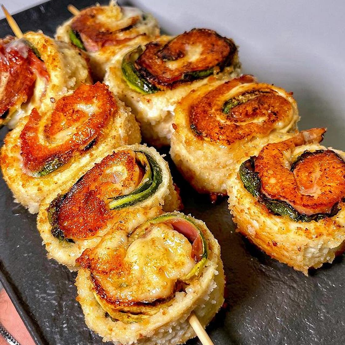 Rotoli di petto di pollo, zucchine e speck