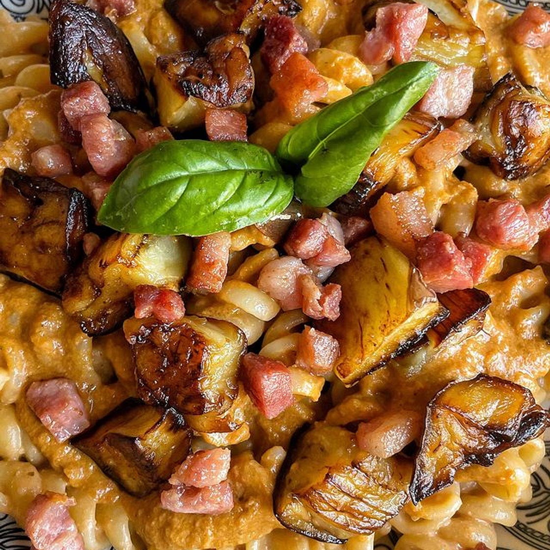 PESTO DI POMODORINI AL FORNO, RICOTTA E MANDORLE, DADINI DI MELANZANA E PANCETTA