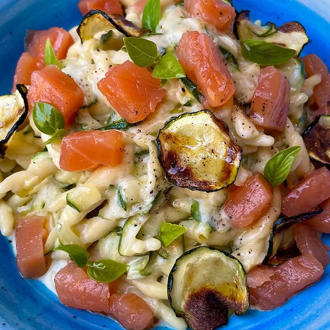 TROFIE CREMOSE CON ZUCCHINE E STRACCHINO, CHIPS DI ZUCCHINE E TARTARE DI SALMONE